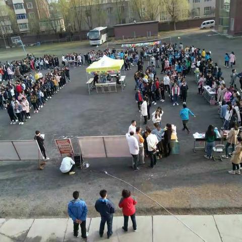 “跳蚤”市场撒满校园都是爱