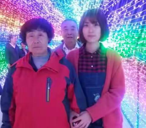 老和小，分分秒秒都是爱。