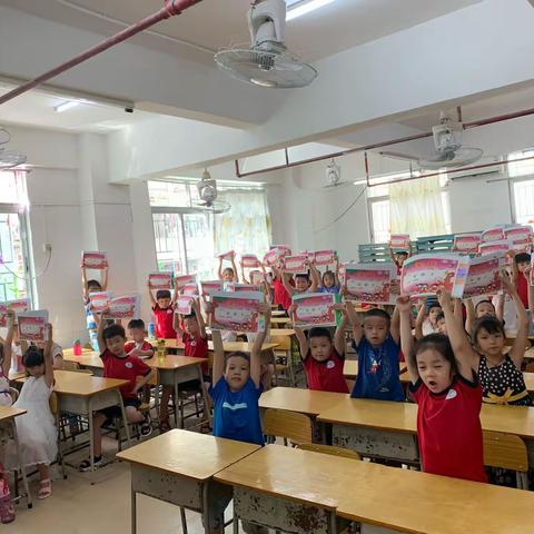 陪伴你们走过春夏秋冬每一天都在见证你们的成长与进步怪舍不得的，祝福我的宝贝们[爱心]健康成长[爱心]