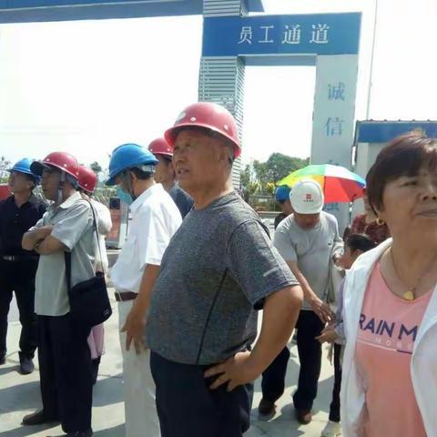 昨天上午由李庆丰书记带领兴旺村部分党员和村民代表，一行二十人参观了月宫社区A区安置房进展及结构。