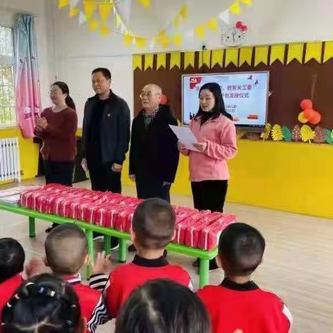 捐赠卫生防护包                                  大爱温暖幼儿心