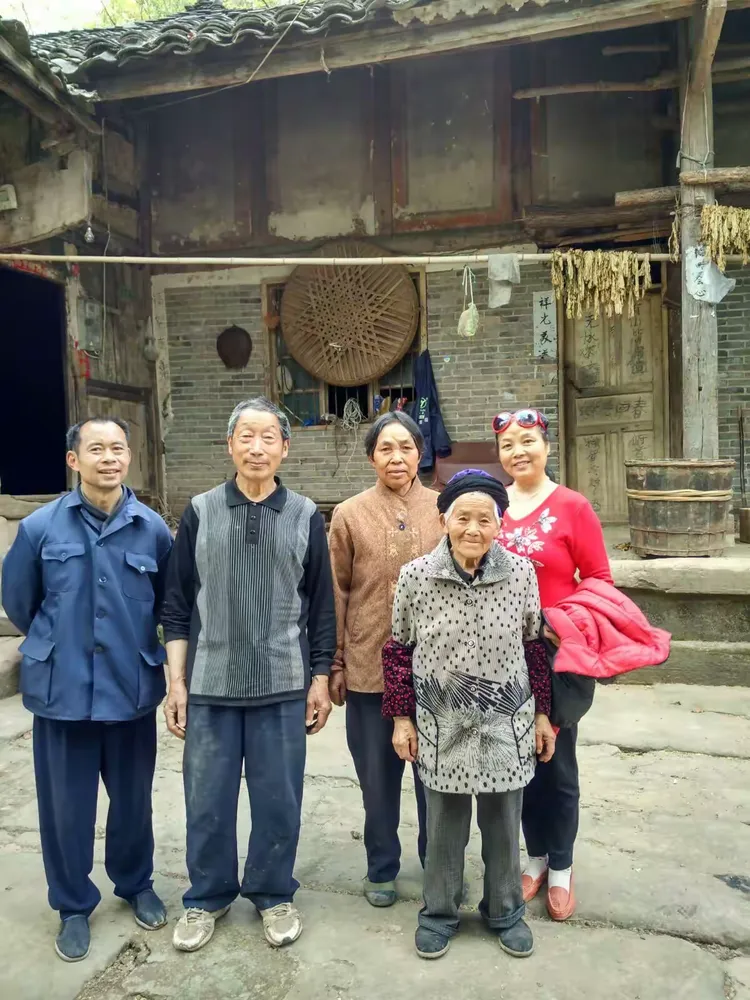 梦回故里，与二伯一家共居老宅的温馨与启示