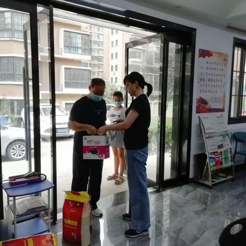 “八一”西关社区为优抚对象发慰问品
