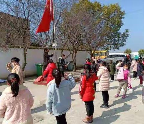 西三十铺镇新庄小学宪法宣传周活动场景