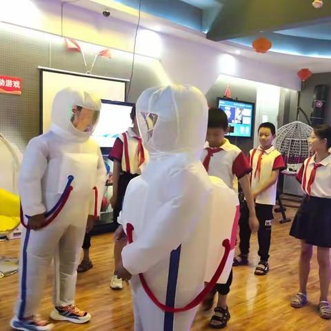 兴趣是最好的老师————图记我校学生饶有兴趣地浸润在校园“科技馆”中。