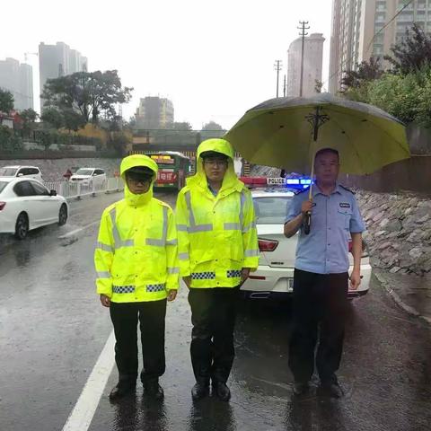 雨中执勤的交巡警