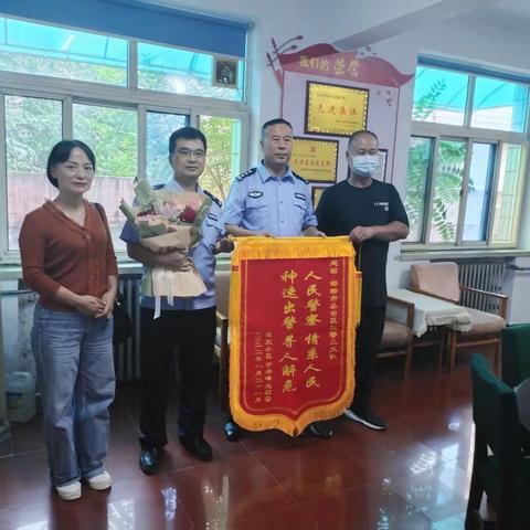 迷路孩子找妈妈       交巡警助其回家