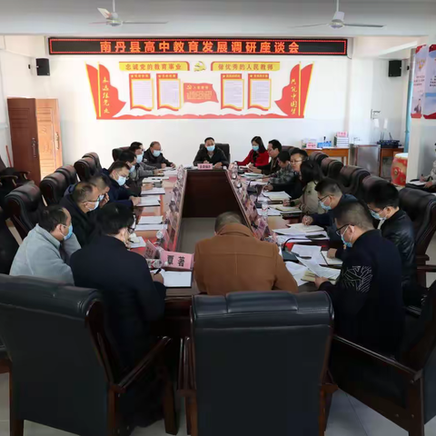 南丹县县长吴贞儒带队到我县两所高中指导教育教学工作