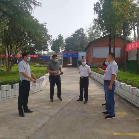 东城街道办事处领导深入学校检查疫情防控常态化下的复学准备工作