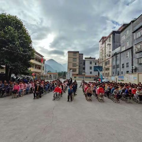 红奖状的喜悦——龙湾小学表彰大会