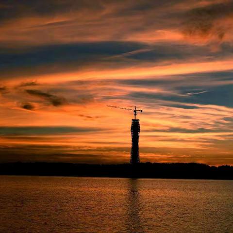 东湖朝霞，绚丽多彩