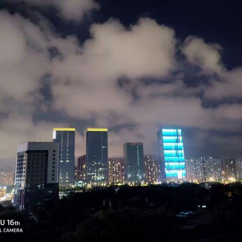 蓝天白云、海风吹拂！海口的夜景万里晴空