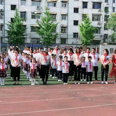 美妙的童年，美好的新时代！今天，我入队了！！