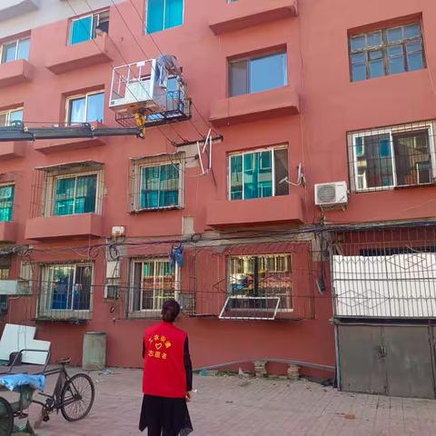 工农街道金新社区“拆锅小队”清理非法“小锅盖”