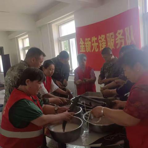 迎端午 进军营 包粽子 送温暖