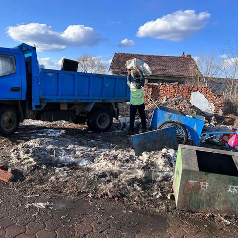 丰林县市政环卫服务中心开展“环境卫生治理攻坚战”行动