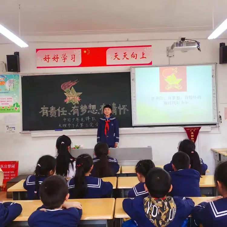 下关三小少工委成员合照