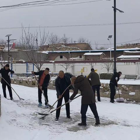 扫雪除冰保安全，志愿服务暖人心。