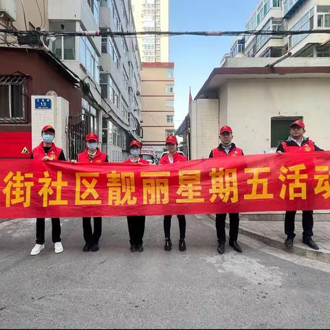 青年员工走上前 雷锋精神不褪色