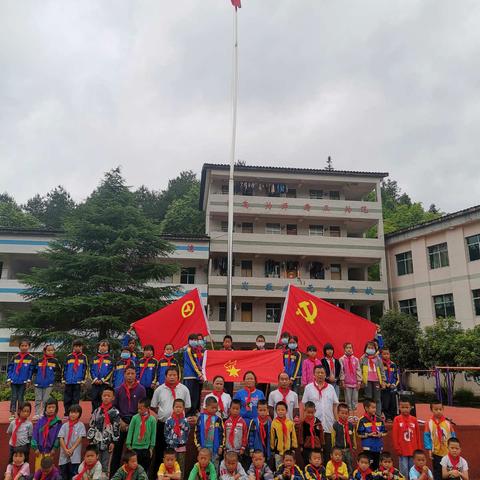 三都水族自治县恒丰民族学校“从小学先锋，长大做先锋”一年级入队仪式