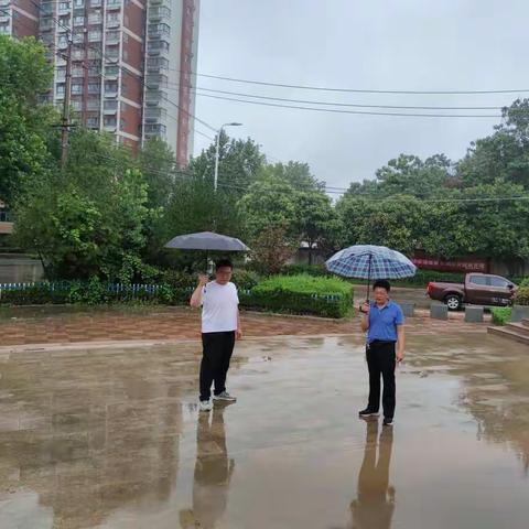 暴雨中最美的“风景线”——住建局冒雨排查城区防汛安全