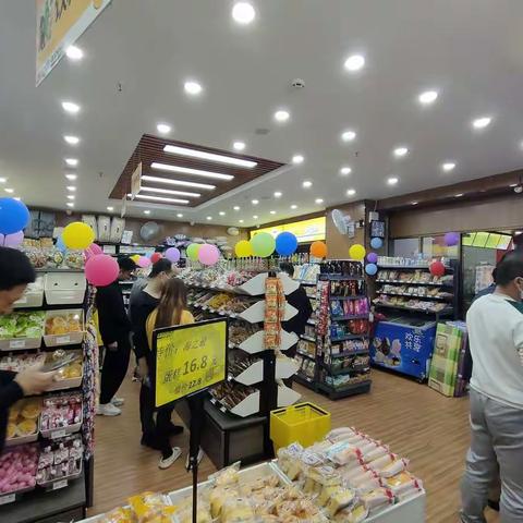 趣吃汇零食便利店加盟