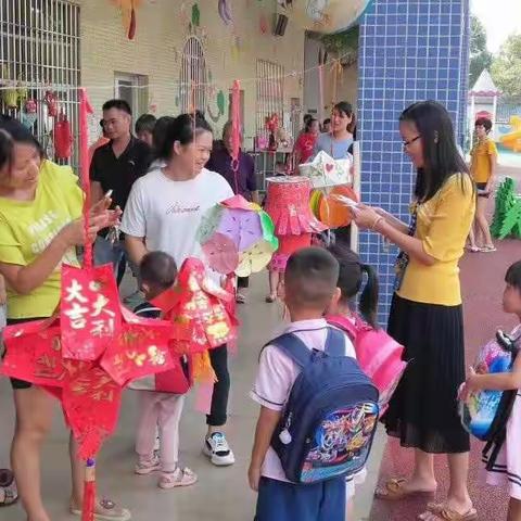 石灰铺镇中心幼儿园庆中秋亲子灯笼制作、美食分享、赏灯猜谜活动圆满结束，提前祝大家中秋节快乐！人月两团圆！