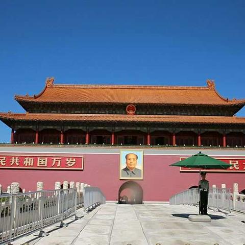 国庆节，中秋节来临，十九大即将召开之际，天安门广场花如海人如潮。人们共同祝福祖国繁荣昌盛，十九大胜利召开。