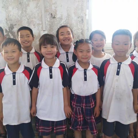 2021—2022学年一年级毕业了！小朋友们留下了真情，带给老师满满的感动。