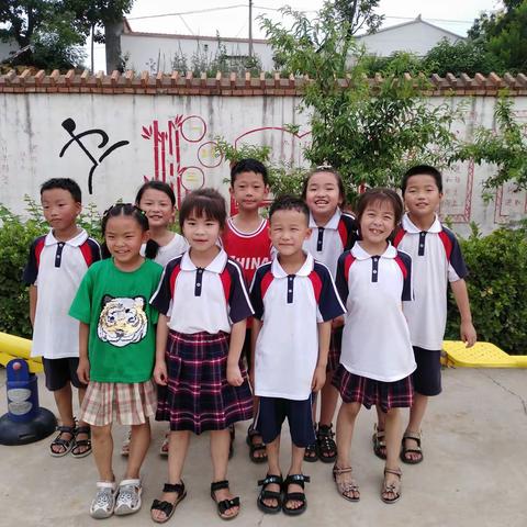 我们毕业了！2021—2022级一年级小朋友毕业照荟萃！