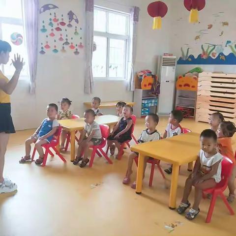 真诚幼儿园托二班小朋友祝所有爸爸节日快乐