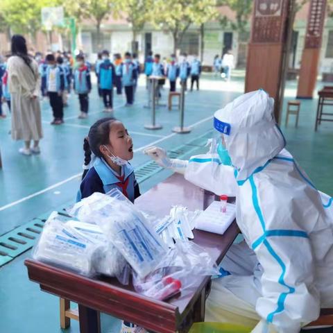 核酸检测进校来，守护健康盼花开
