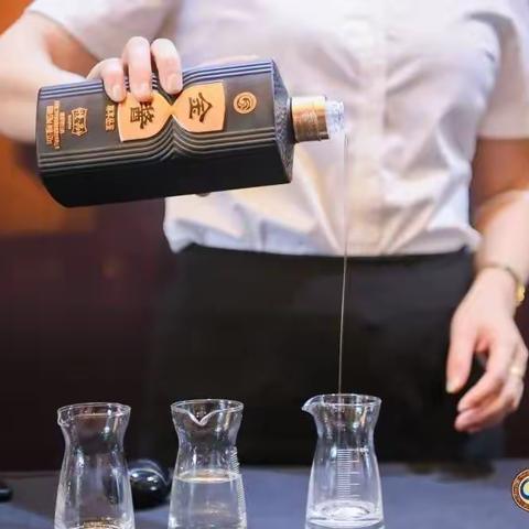 一杯金酱酒，品味人生韶华！