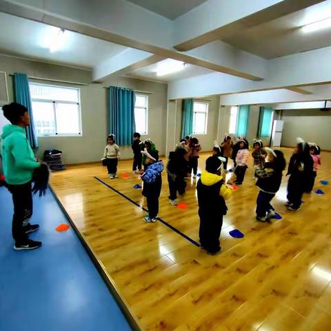 下雨天，也不能阻挡我对你的爱《“糖果屋”里的体智能》——房开幼儿园