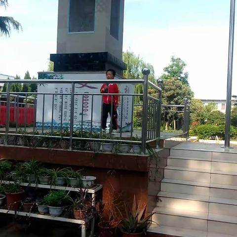 感恩教师，做文明学生！一一酒务小学国旗下演讲