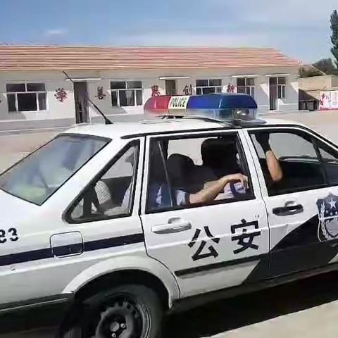 校园安全   防范于未然                                       梧桐花小学开展“反恐疏散”演练活动