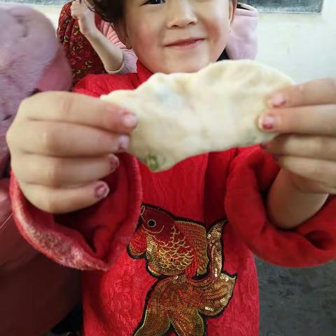 幼儿园的孩子自己动手包水饺！😊