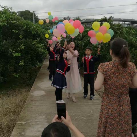 章淑莲副县长带领新立小学的孩子们参观中国三峡柑橘时空馆