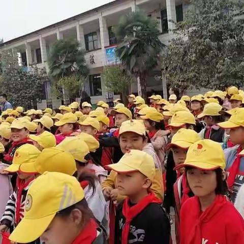 西小楼小学庆祝中国少年先锋队建队71周年暨“星星火炬心向党”一年级新生入队仪式