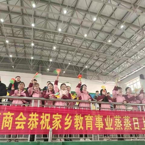 三尺讲台育桃李，气排球场显英姿