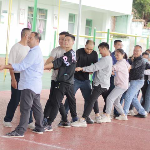 两校联谊 共同进步———两板桥九年制学校与兄弟学校举行拔河比赛