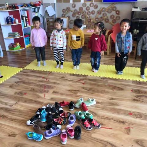 宜兴市景湖天成幼儿园小班年级组“穿鞋子”技能活动。