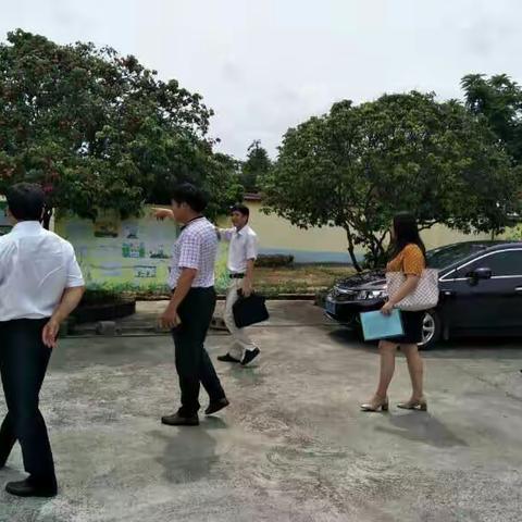 贵港市教育局及港南区教科局的领导莅临我校进行安全检查