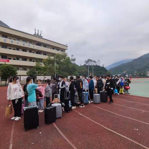 坪坝中学八年级六班社会实践活动