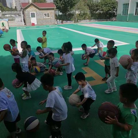 《热爱篮球》——小天鹅珠江荣景幼儿园——幼二班