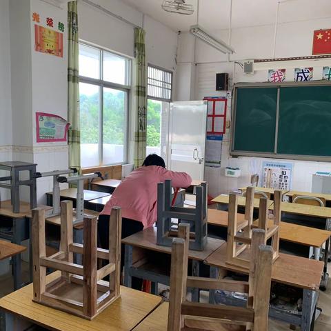 干净整洁迎开学——记五年级教师开学打扫