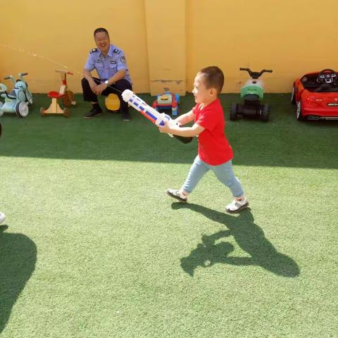 贝尔佳国际幼儿园六一儿童节活动之水枪大战及环保服装秀