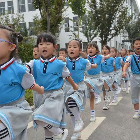 “路队评比展风采 习惯养成正当时”── 临沂杏园教育集团汤头校区举行路队整齐示范班级评比活动