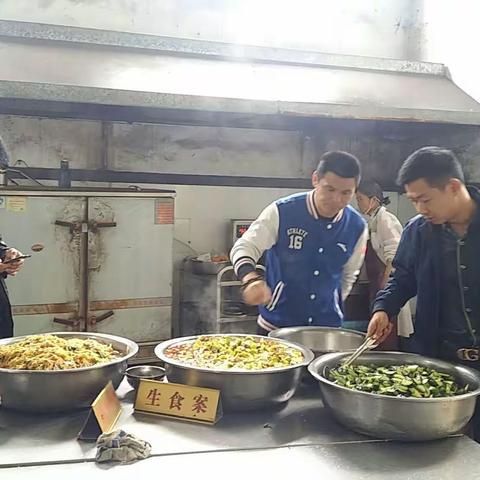 营养办杨主任一行到杨庄户督查营养餐管理工作