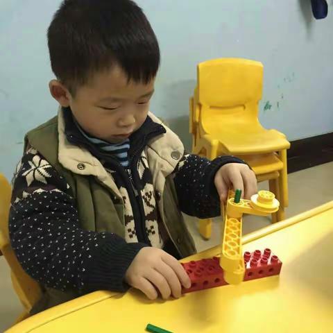 乐高课程中一位专注的小伙子